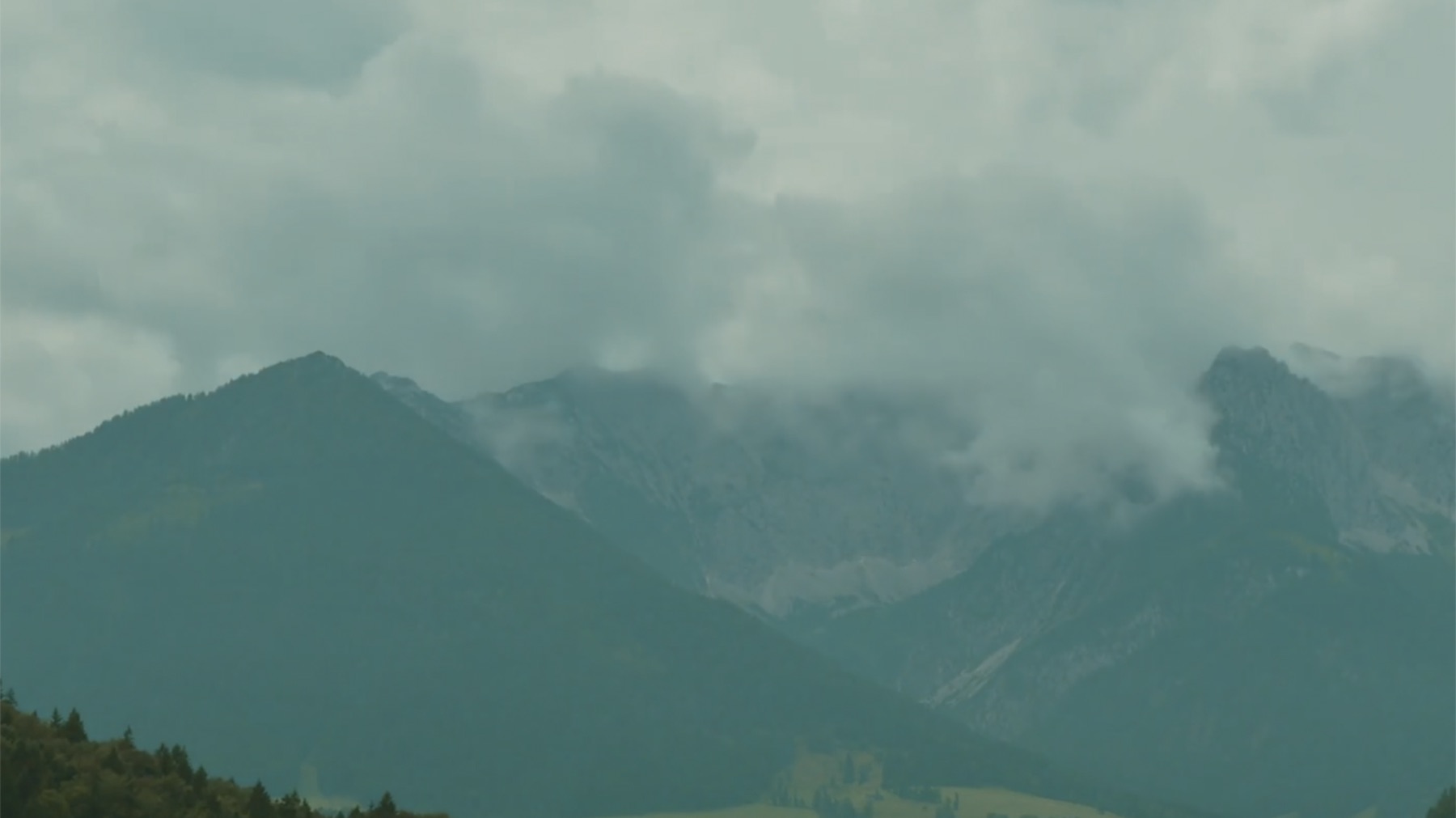 雲霧中的山